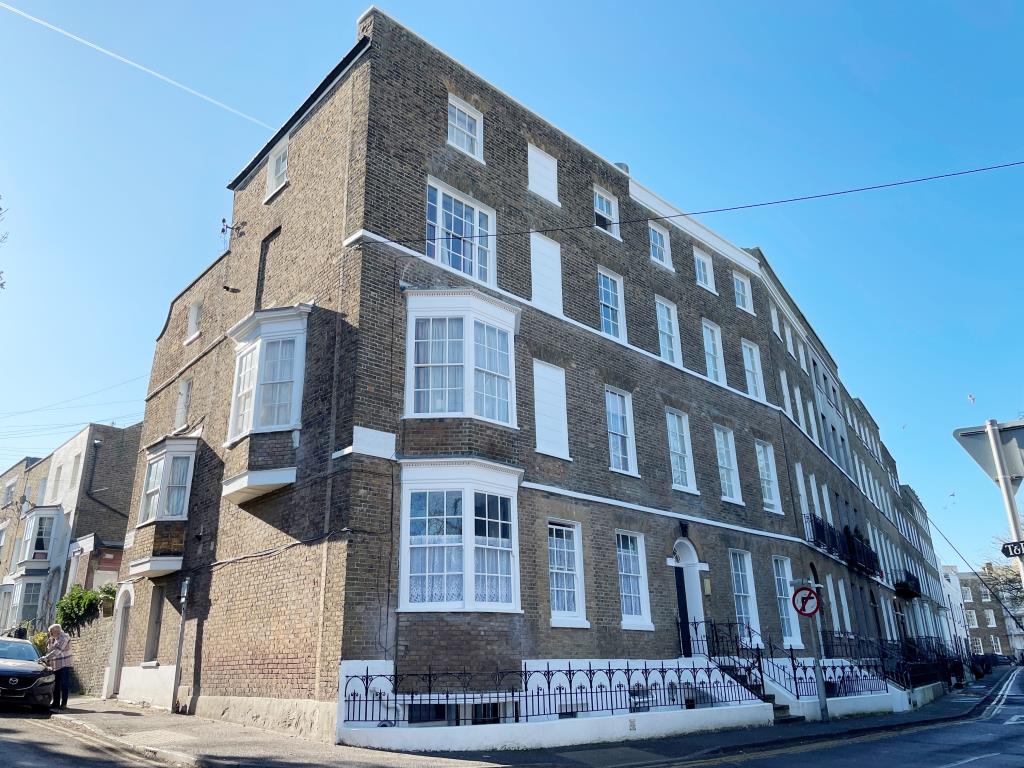 Lot: 129 - FREEHOLD BLOCK OF FLATS PRODUCING GOOD INCOME - Period five storey property